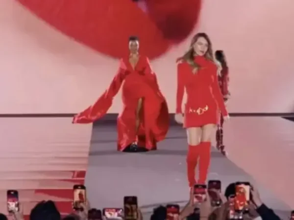 Belinda sufre aparatosa caída en plena pasarela de moda en París