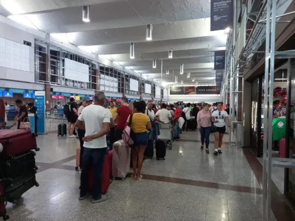 Cientos de pasajeros abarrotan terminal tras cancelaciones de vuelos aerolínea Iberia