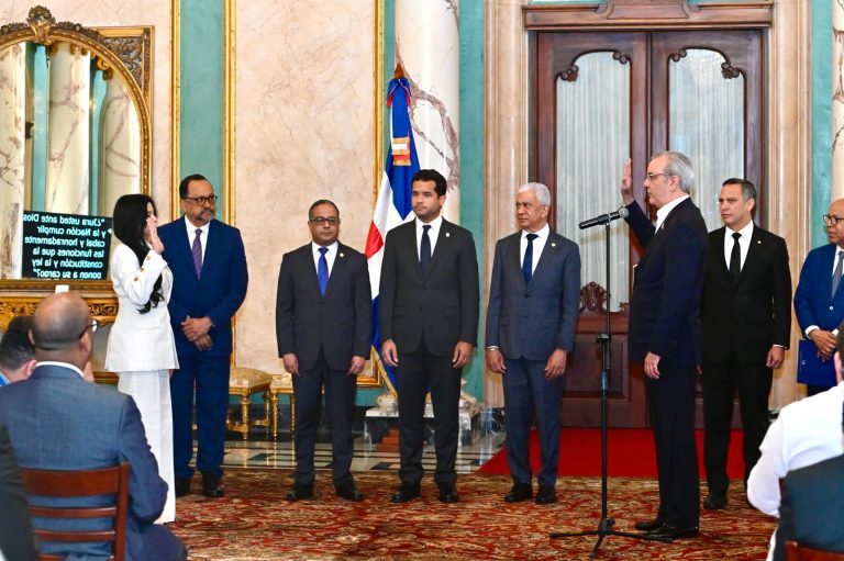 El presidente Luis Abinader juramenta a Yeni Berenice como nueva procuradora