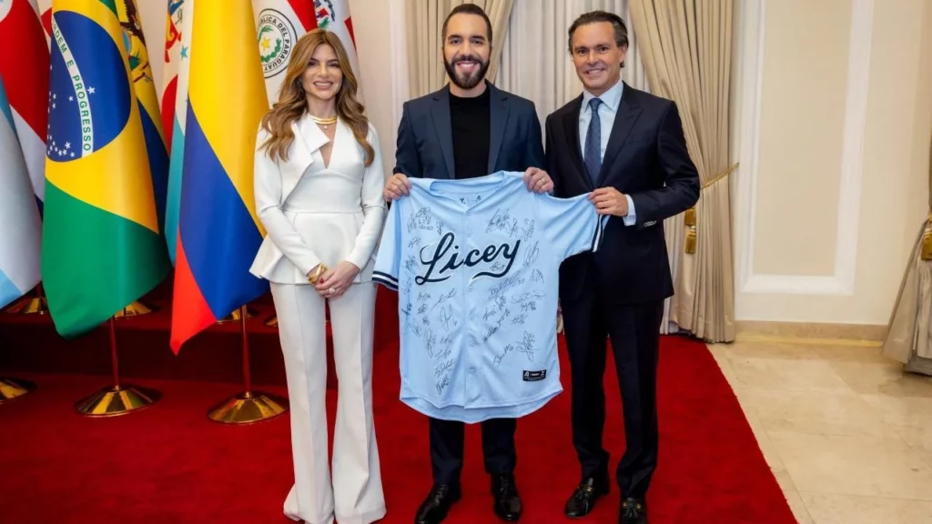 Licey obsequia chaqueta firmada al presidente Bukele