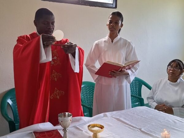 Sacerdote clama a las autoridades por el arreglos de calles en Santo Domingo Norte, SDN