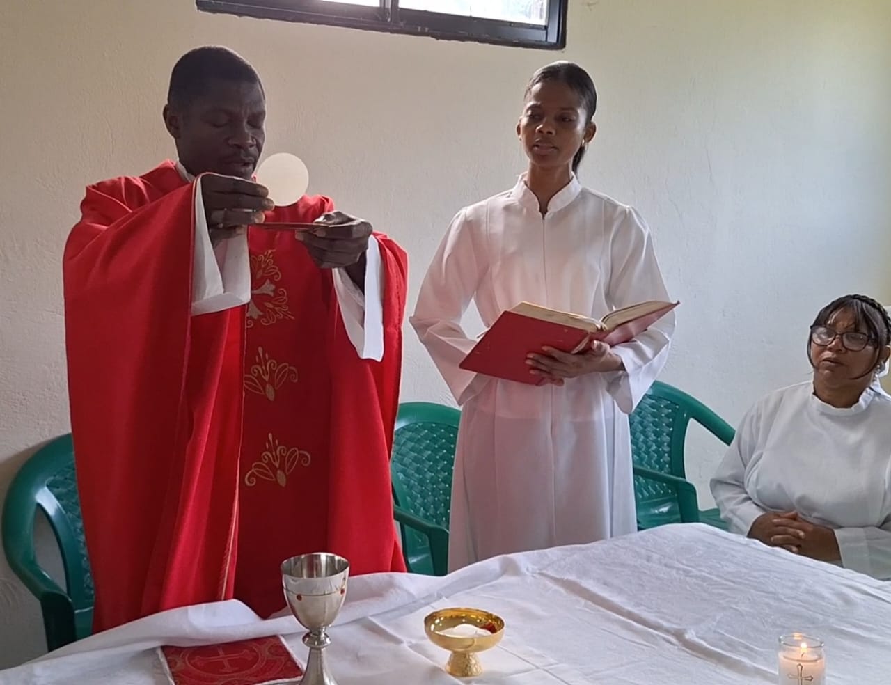 Sacerdote clama a las autoridades por el arreglos de calles en Santo Domingo Norte, SDN
