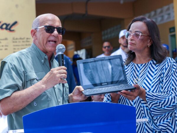 CTC entrega 10 computadoras a residentes de la Loma del Chivo, en el sector 27 de  Febrero DN