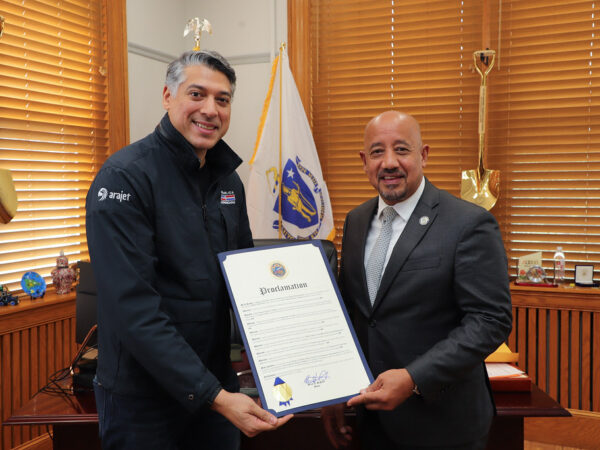 Alcaldìa de Lauwrence, Massachusetts entrega reconocimiento al fundador de Arajet, Vìctor Pacheco Mèndez