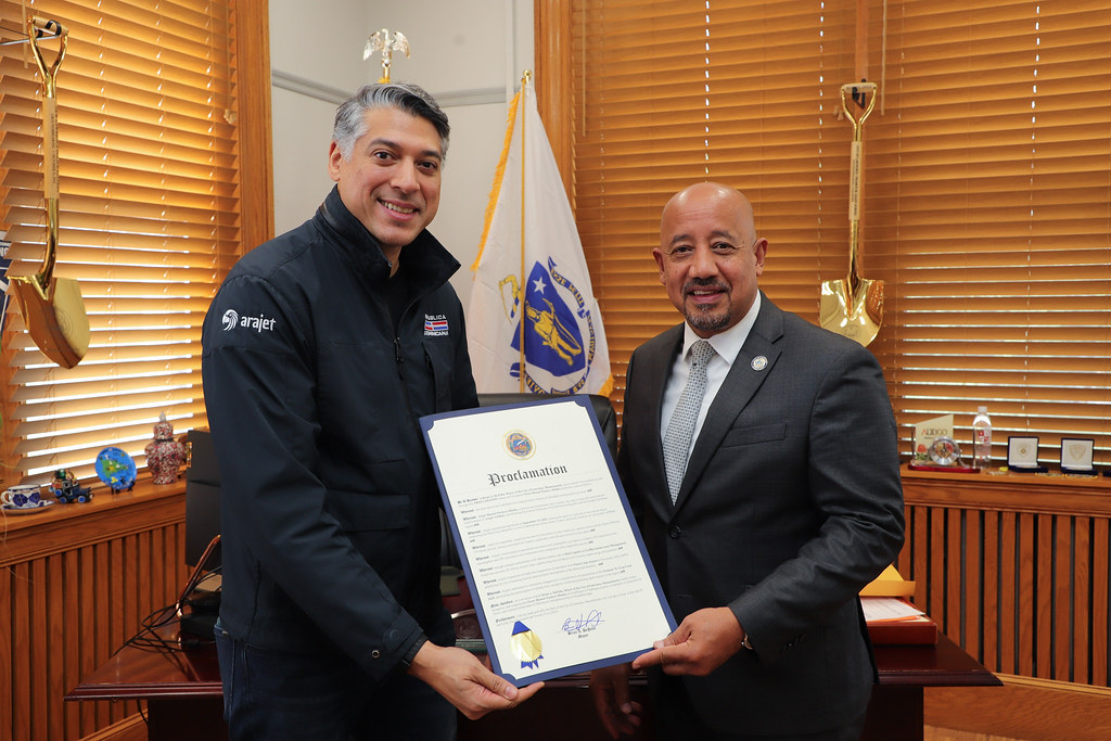 Alcaldìa de Lauwrence, Massachusetts entrega reconocimiento al fundador de Arajet, Vìctor Pacheco Mèndez