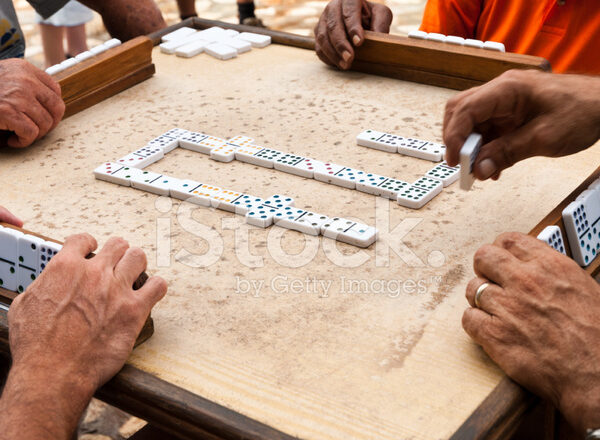 En Santo Domingo Este denuncian ruidos y escàndalos en tabernas de juegos de dominiò