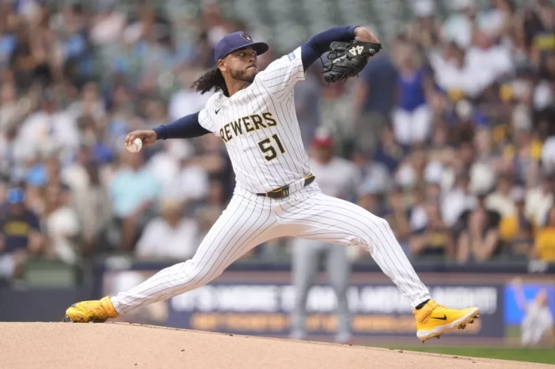 Freddy Peralta lanza pelota de una carrera y logra victoria nùmero 11 de la temporada