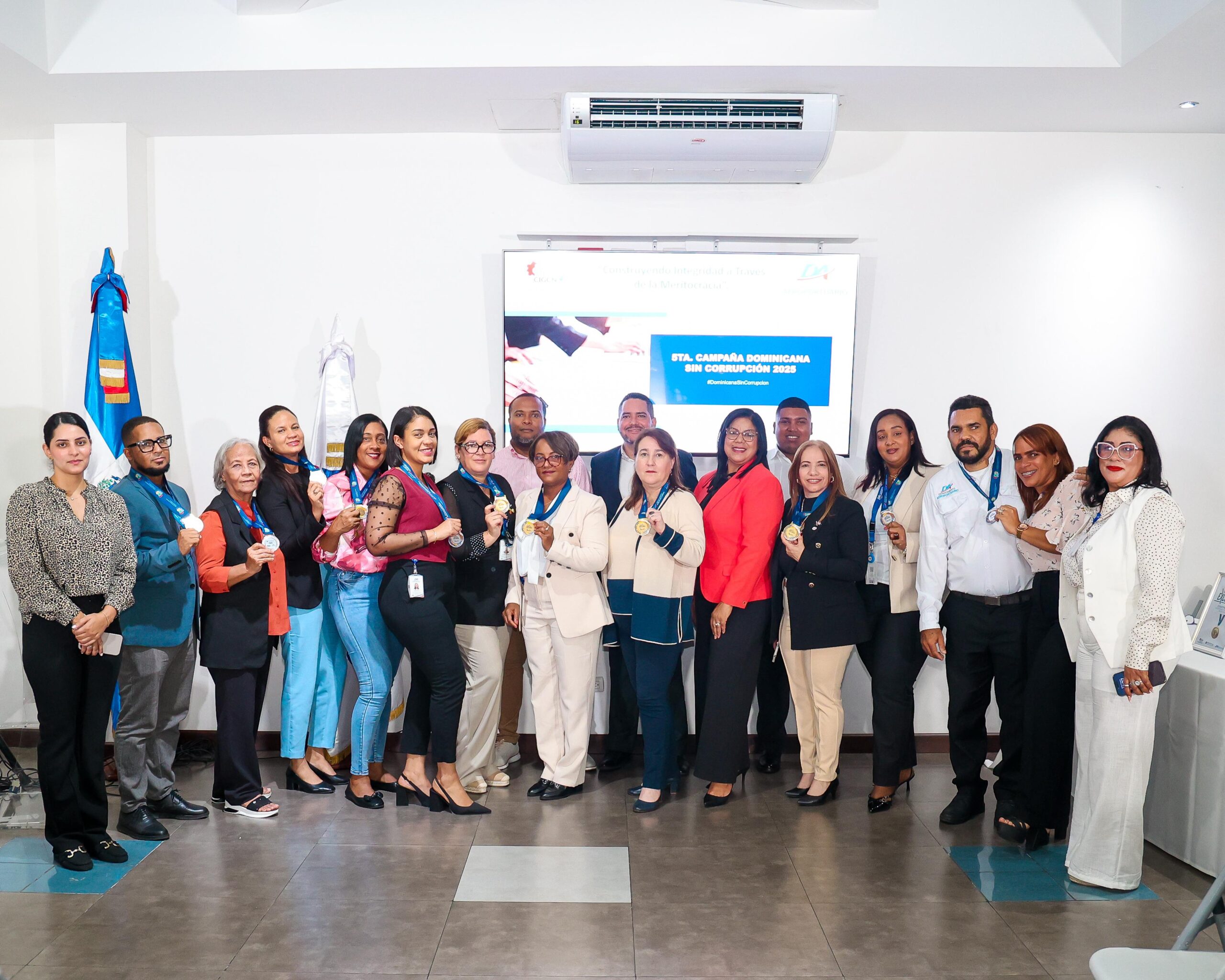 Departamento Aeroportuario otorga medallas de oro y plata a servidores meritorios de la instituciòn