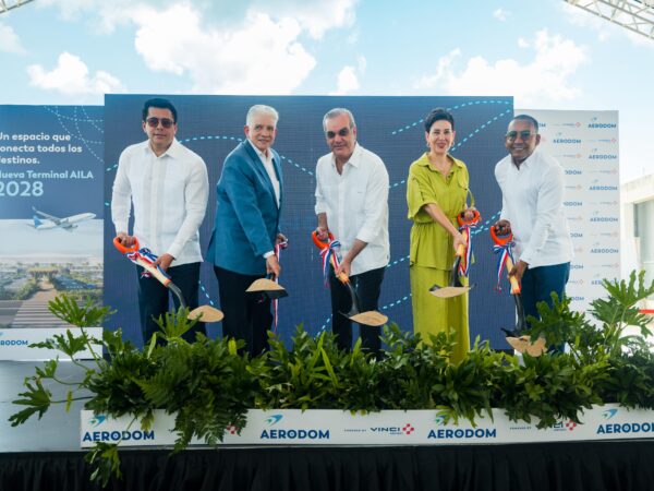 Abinader deja iniciado trabajos de construcciòn de nueva terminal en AILA