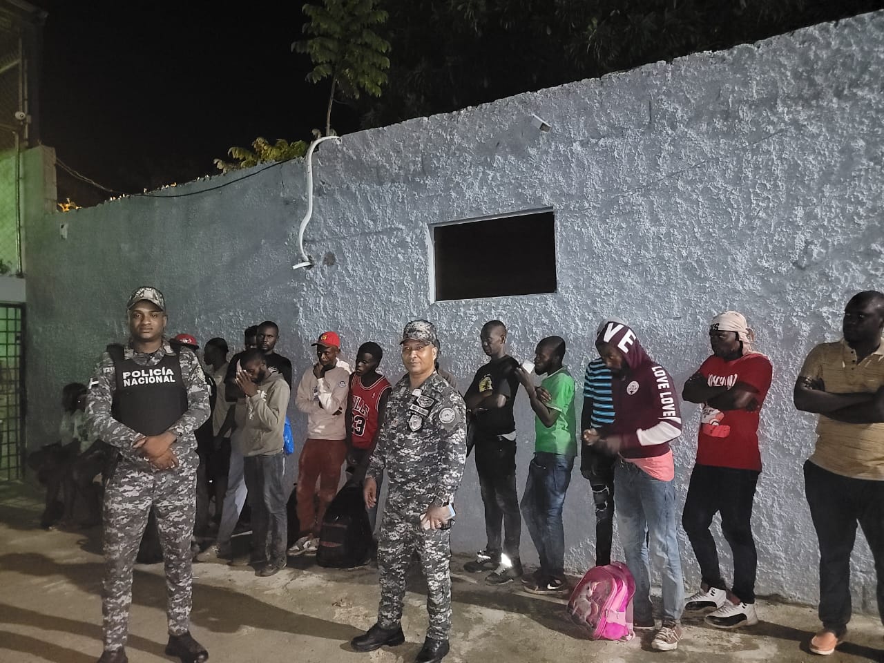 Apresan un grupo de 21 nacionales haitianos en un vehìculo en la autopista Duarte