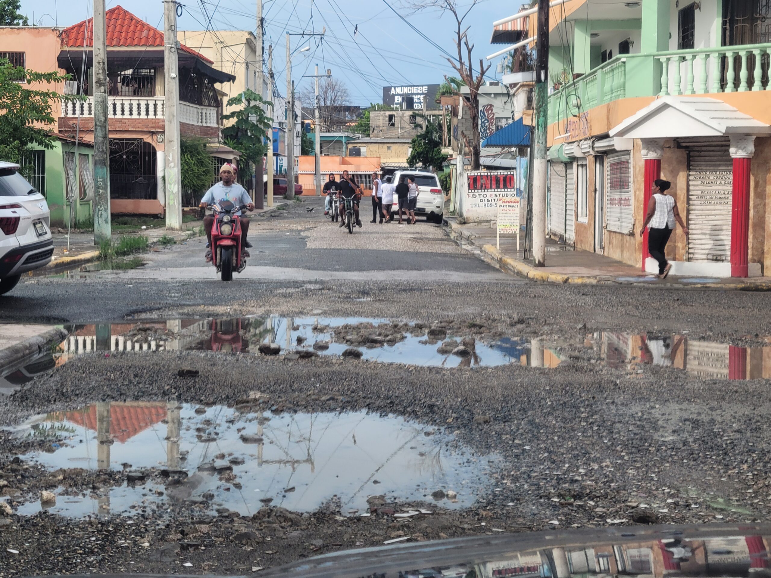 Comerciante dice: Ministerio de Obras Pùblicas abandona Andrès Boca Chica; calles intransitables