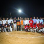 Liga de Sòftbol Enriquillo entrega placa de reconocimiento al Director del DA, VÌctor Pichardo