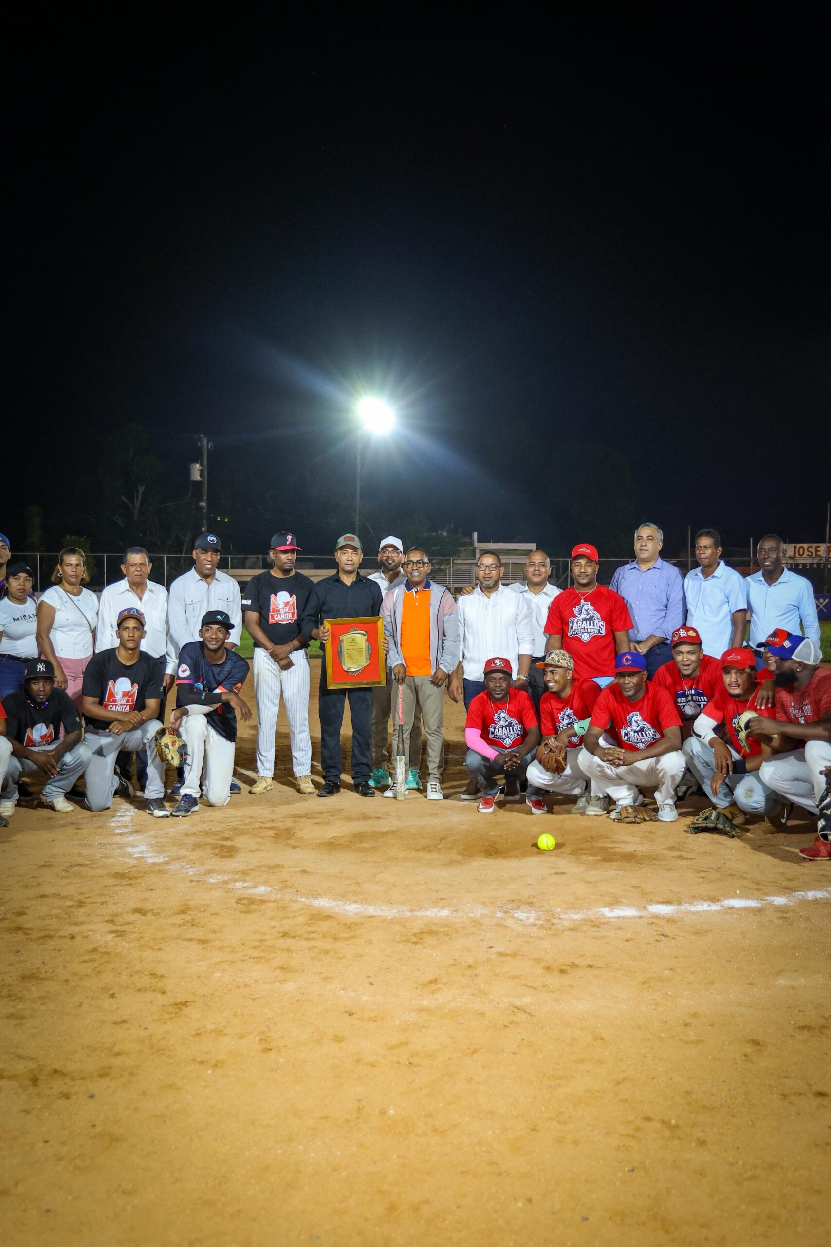 Liga de Sòftbol Enriquillo entrega placa de reconocimiento al Director del DA, VÌctor Pichardo