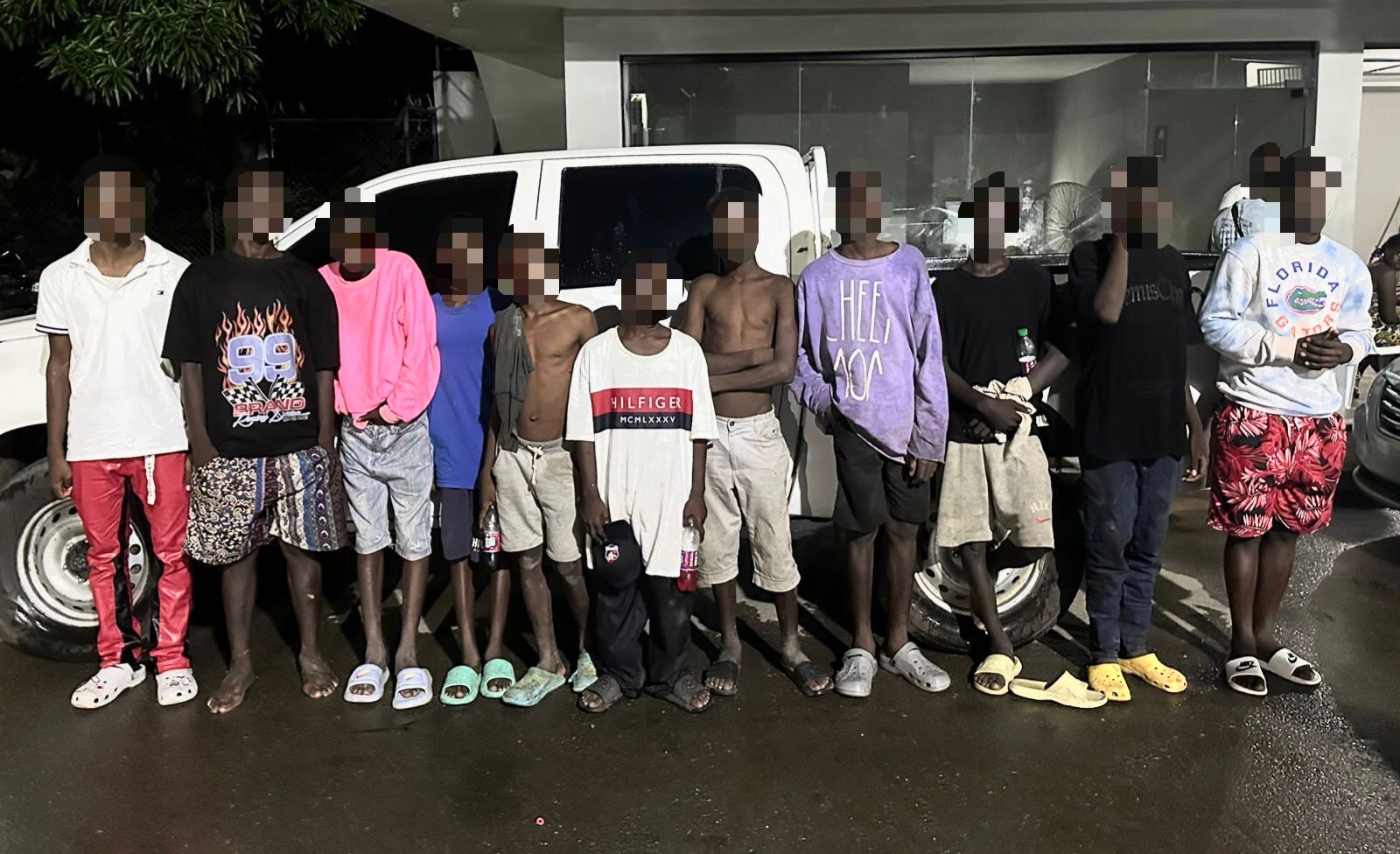 En Dajabòn Migraciòn apresa12 menores haitianos portando armas blanca en horas de la madrugada