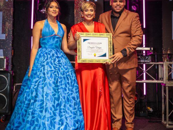 La comunicadora Danylsa Vargas recibe reconocimiento a la trayectoria en Premios La Flor