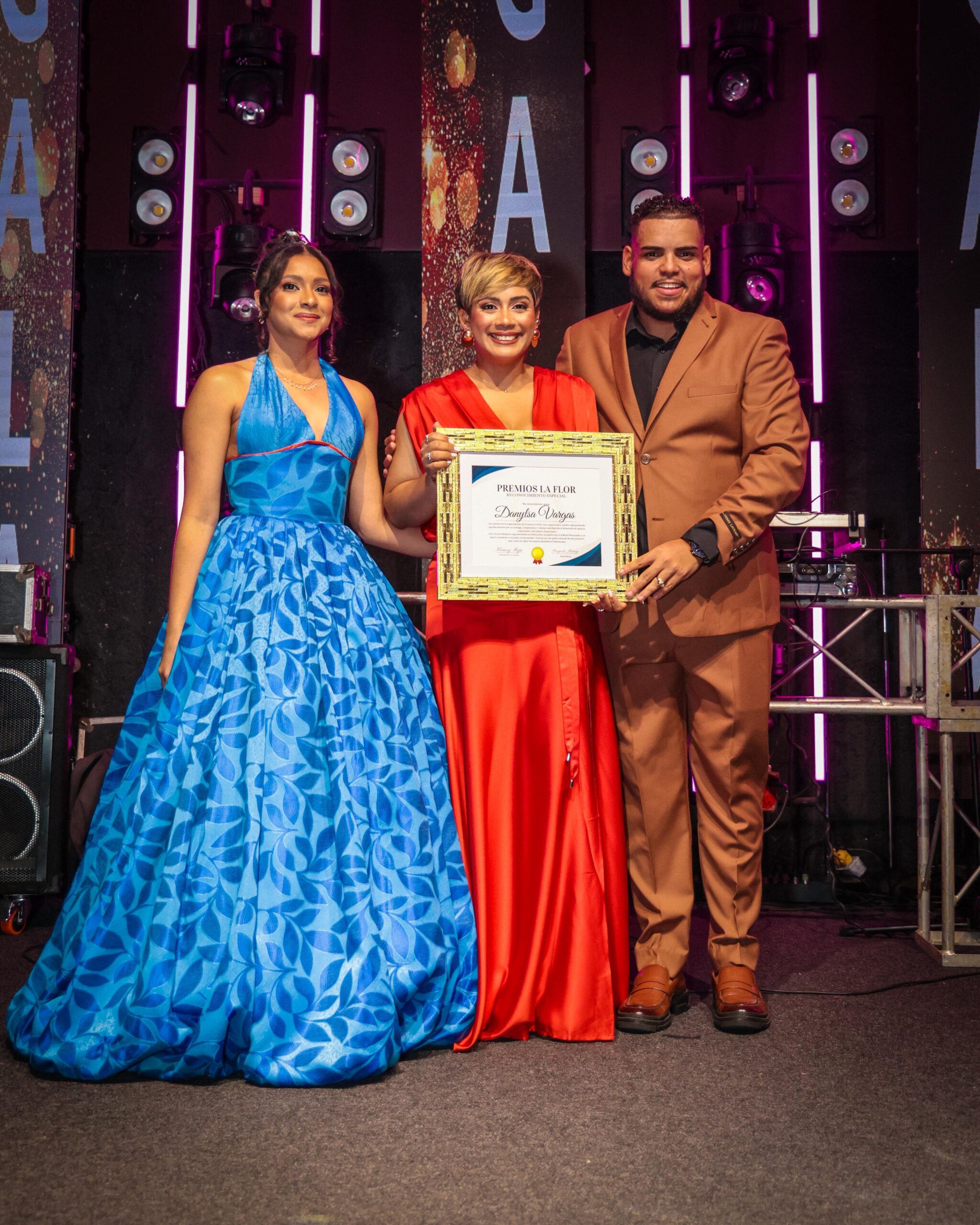 La comunicadora Danylsa Vargas recibe reconocimiento a la trayectoria en Premios La Flor