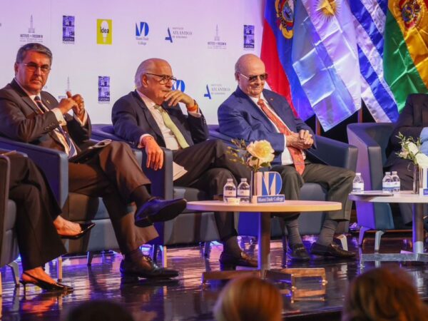 Hipòpito Mejìa participa en el X Diàlogo Presidencial, en Miami donde resalta fortaleza de la democracìa del paìs