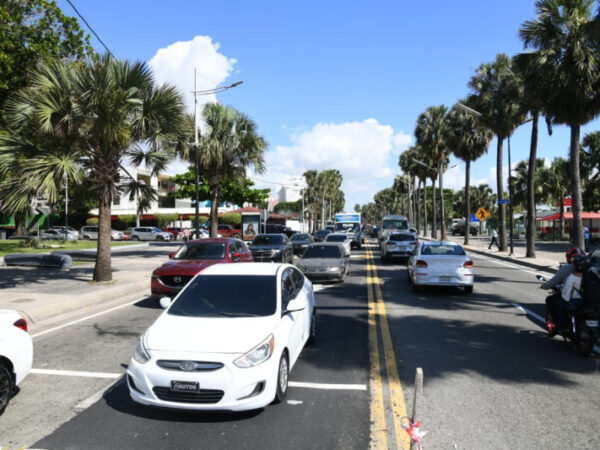 Reductores de velocidad provocan taponamiento en el Malecòn de Santo Domingo