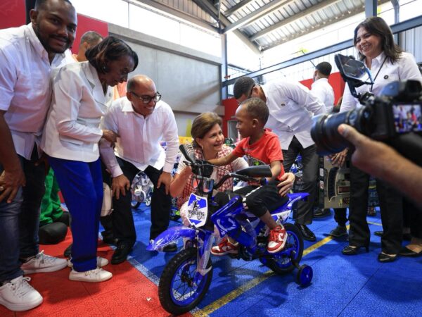 Vicepresidenta entrega cintos de juguetes a niños y niñas del sector Capotillo