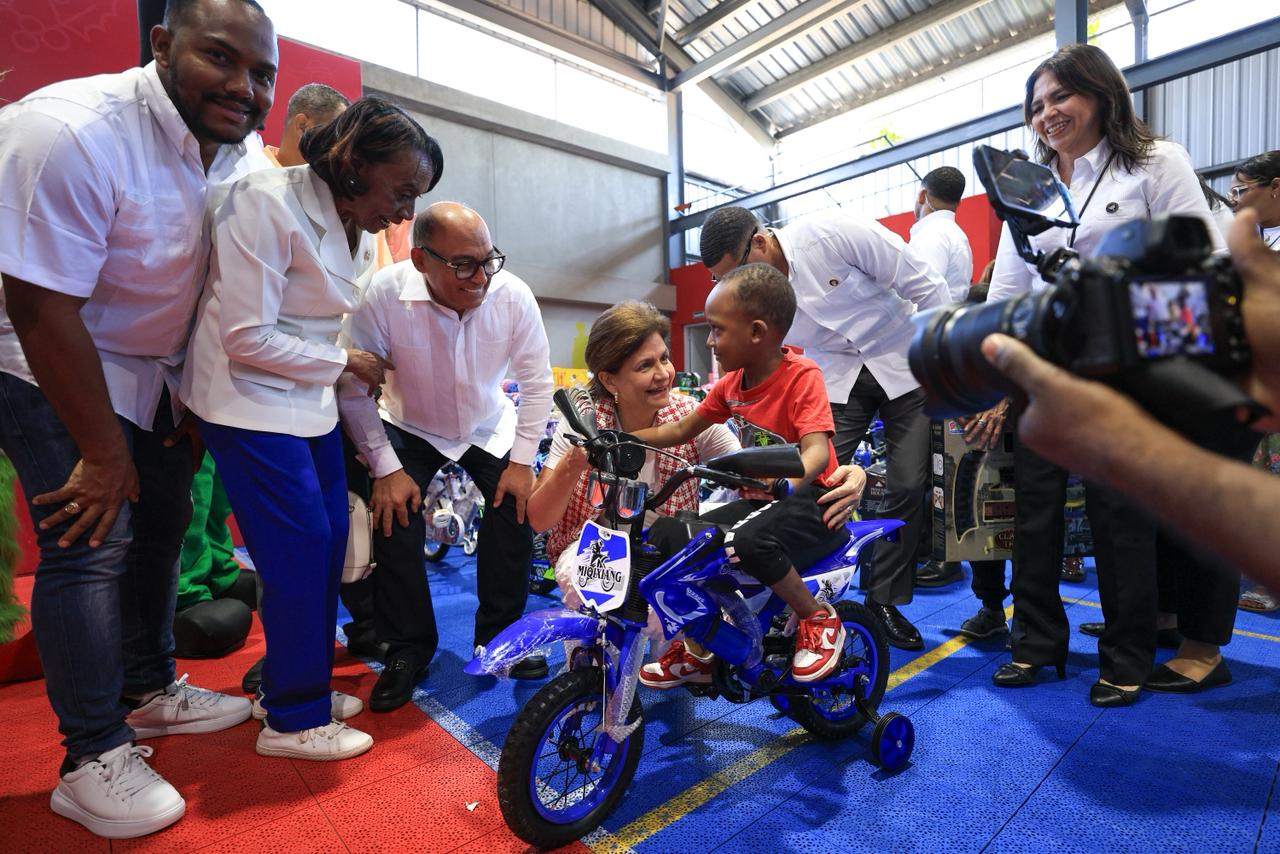Vicepresidenta entrega cintos de juguetes a niños y niñas del sector Capotillo