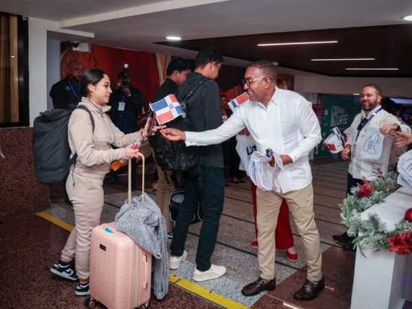 Departamento Aeroportuario da la bienvenida al Paìs a cientos de dominicanos residentes en el exterior con motivo de navidad