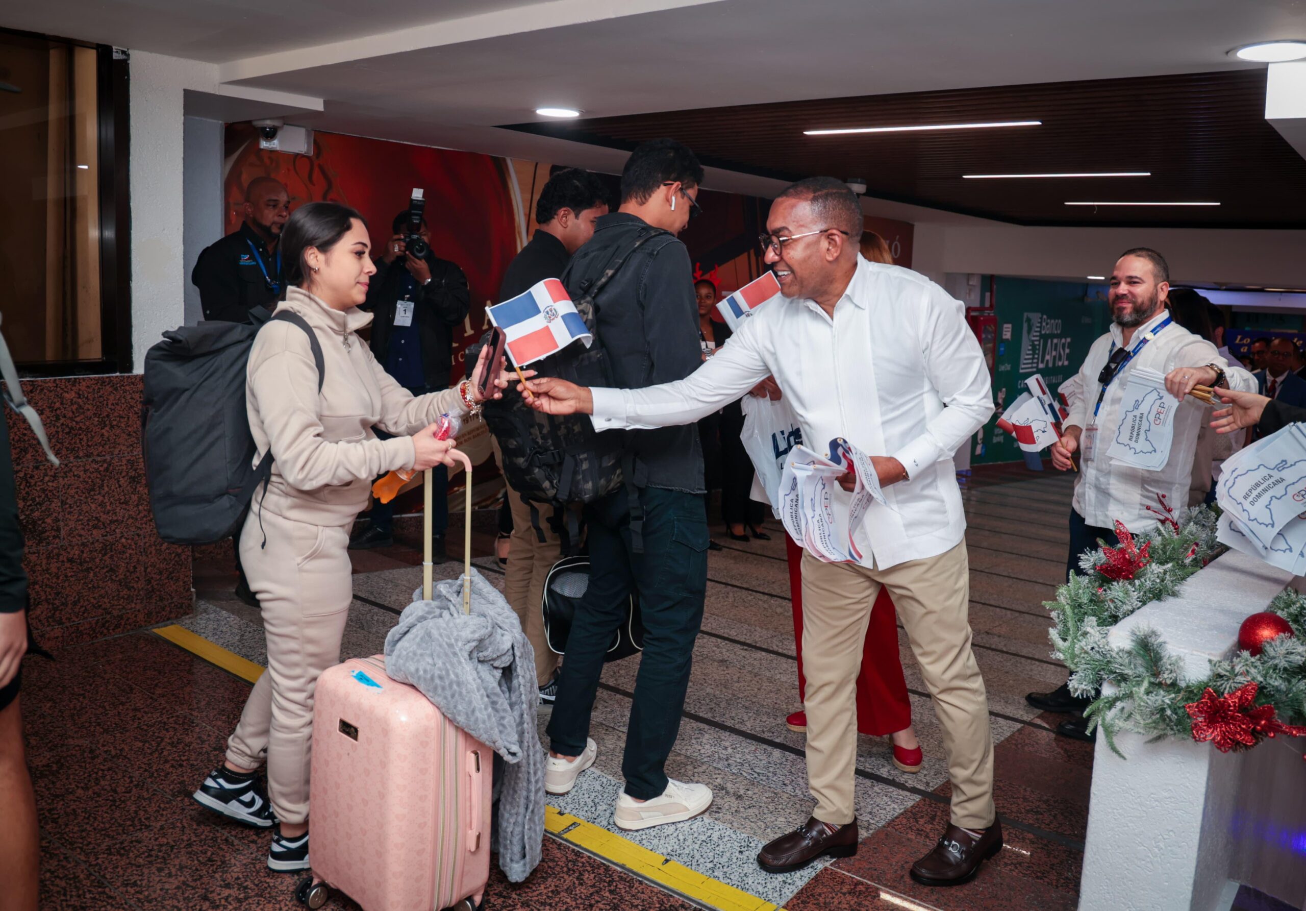 Departamento Aeroportuario da la bienvenida al Paìs a cientos de dominicanos residentes en el exterior con motivo de navidad