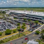 Atestados de vehìculos los parqueos del AILA ante llegada de pasajeros