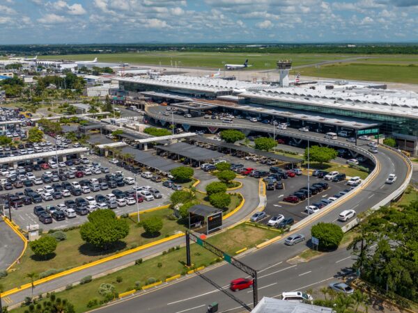Atestados de vehìculos los parqueos del AILA ante llegada de pasajeros