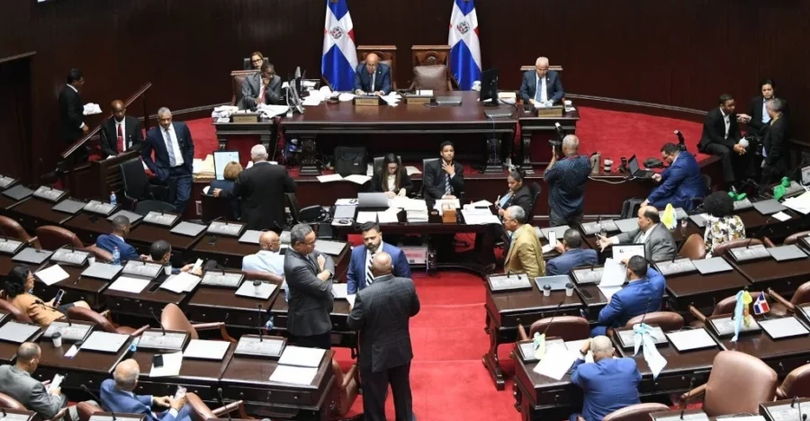 Pagos de deudas por obras estatales pone en riesgo las finanzas públicas dice Abinader