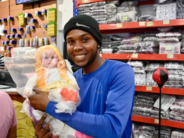 En Villa Consuelo consideran altos precios de los juguetes previo el dìa de Reyes