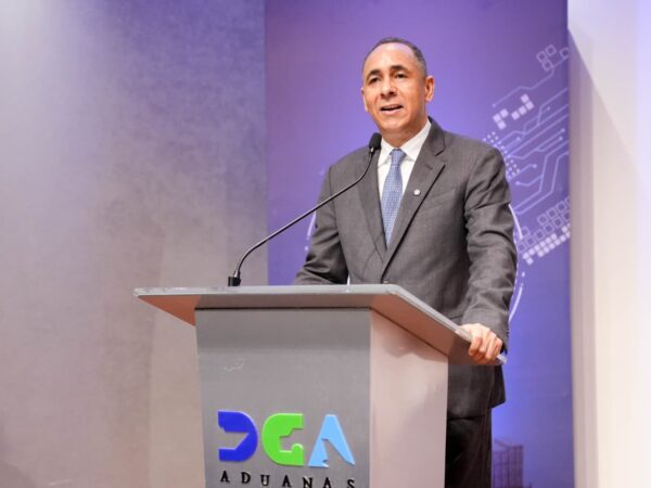 Levanten las manos los que son del PRM aquí en Aduanas del AILA dijo el nuevo administrador a los empleados.