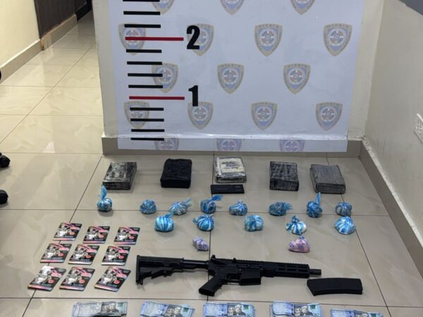 Policía Nacional apresa hombre con fusil y cuantiosa cantidad de dinero en efectivo