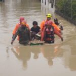 Defensa Civil y FARD rescatan mujer junto a su cría tras su casa ser afectada por inundación en Puerto Plata