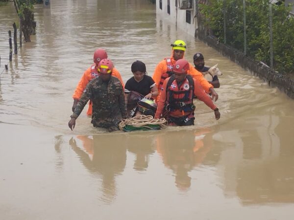 Defensa Civil y FARD rescatan mujer junto a su cría tras su casa ser afectada por inundación en Puerto Plata