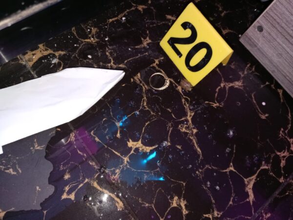 Uno de los asaltantes muertos por la policía solo tenia dos anillos y dos cadenas de color amarillo dice la institución