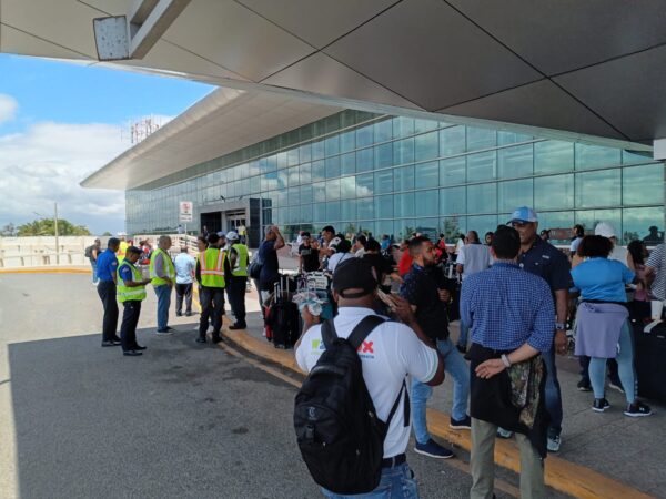 Caos en AILA por cancelación de vuelo con mas de 400 pasajeros varados