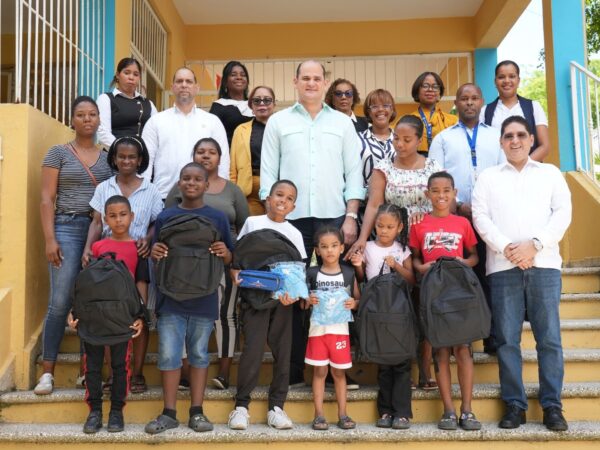 Gobierno a través del Inabie entrega útilies a estudiantes de familias afectadas por inundaciones