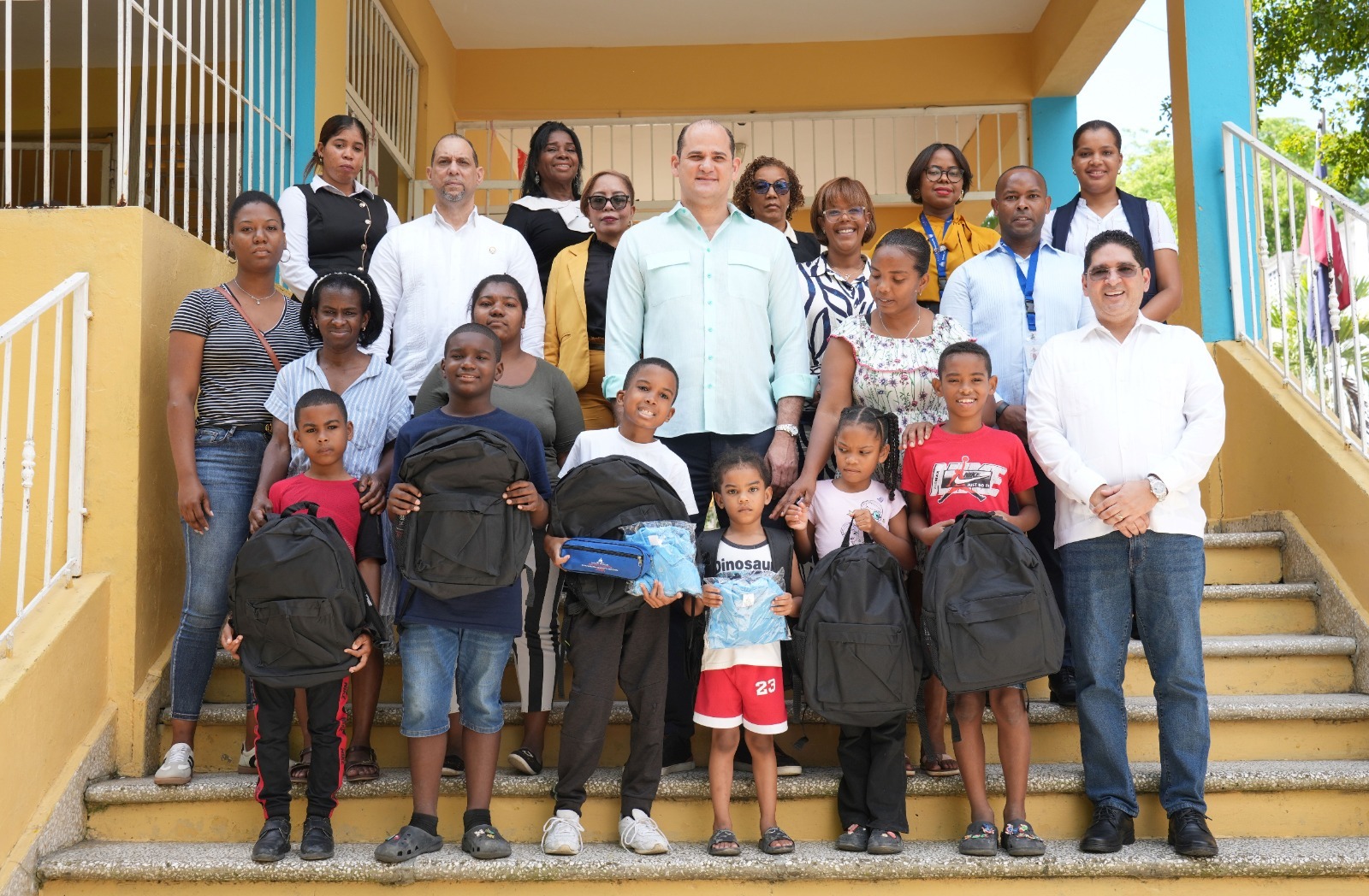 Gobierno a través del Inabie entrega útilies a estudiantes de familias afectadas por inundaciones