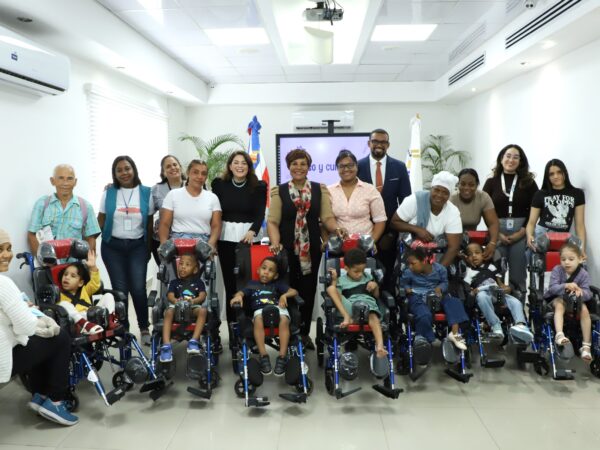 Inaipi entrega sillas de ruedas especiales y posturales a niños con parálisis cerebral