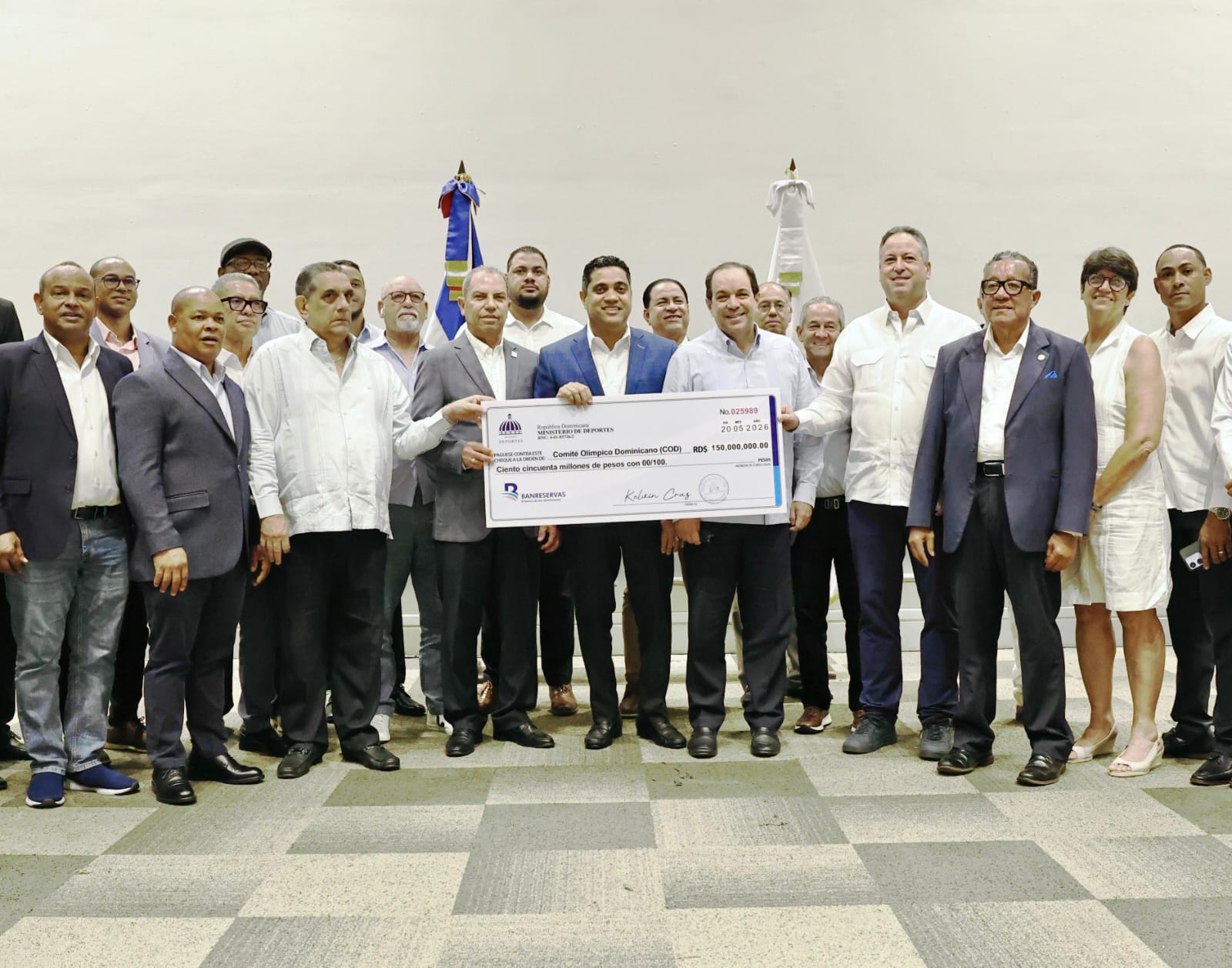 Ministro de Deportes entrega última partida de150 millones de pesos al COD
