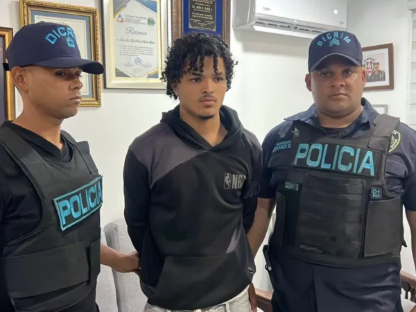 Se entrega a la policía un joven que era buscado por estafa electrónica