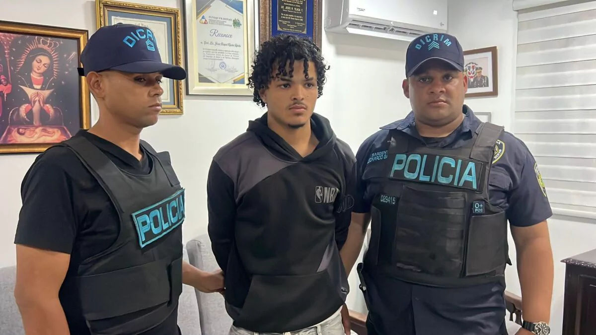 Se entrega a la policía un joven que era buscado por estafa electrónica