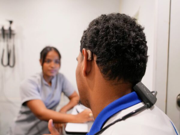 INABIE entrega dispositivos auditivos a niños con discapacidad de audición