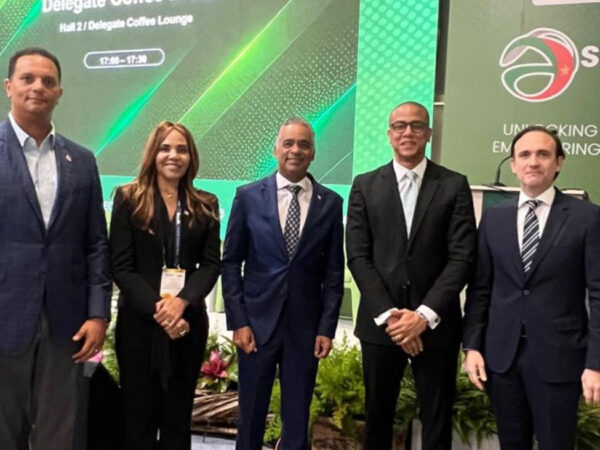 Ministro Joel Santos destaca transformación energética dominicana en Surinam