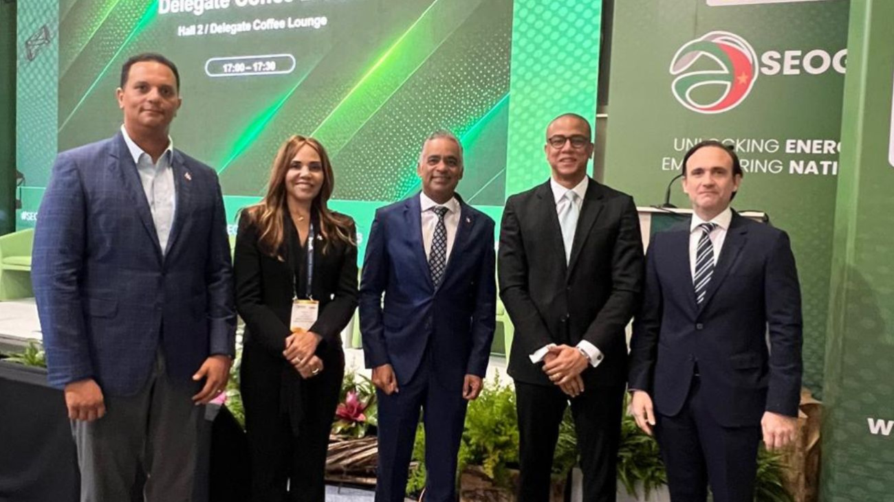 Ministro Joel Santos destaca transformación energética dominicana en Surinam