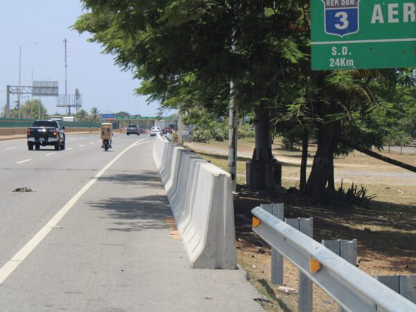 RD Vial coloca muros que buscan controlar el acceso al parque de La Caleta próximo al peaje