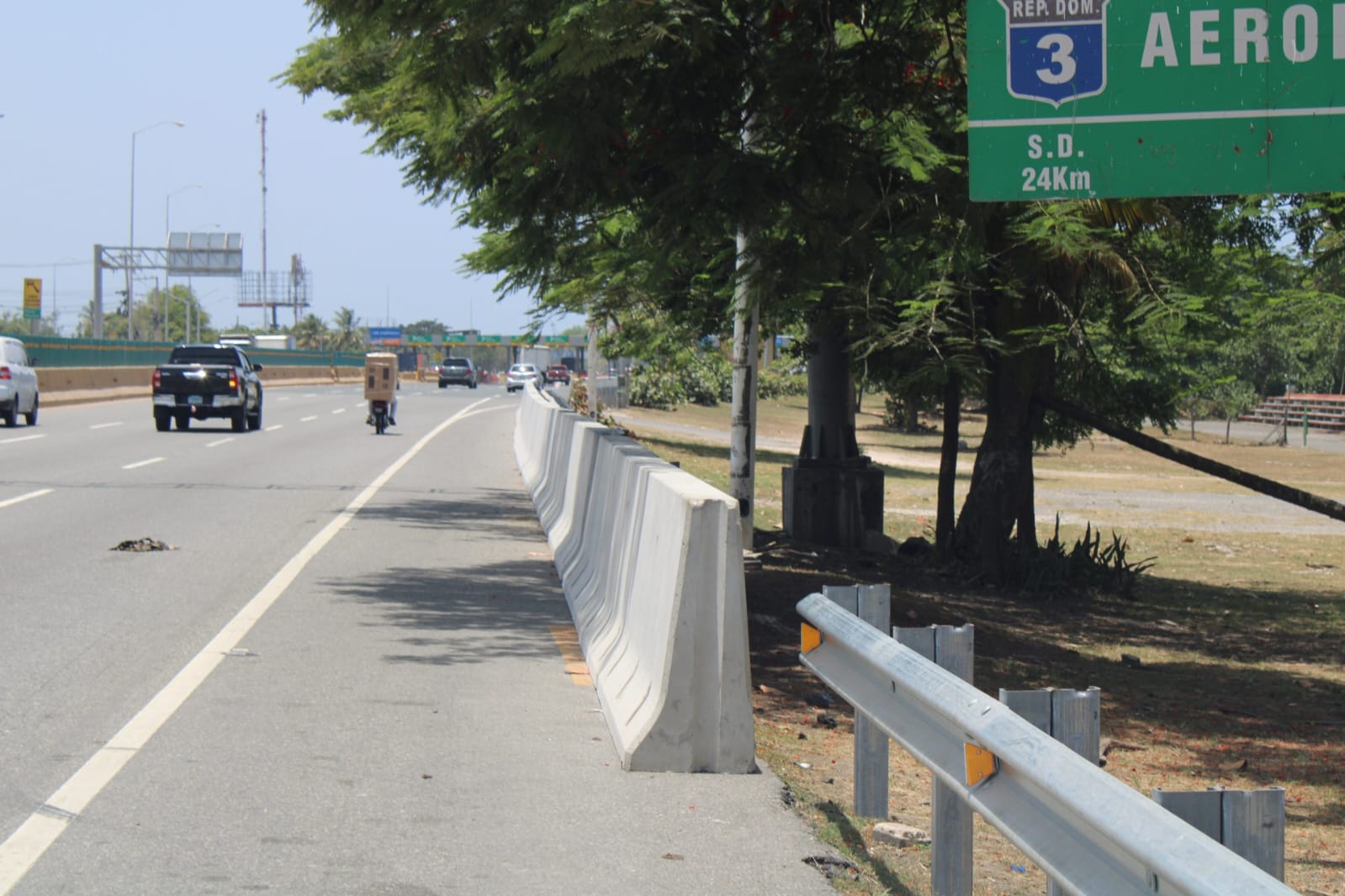 RD Vial coloca muros que buscan controlar el acceso al parque de La Caleta próximo al peaje