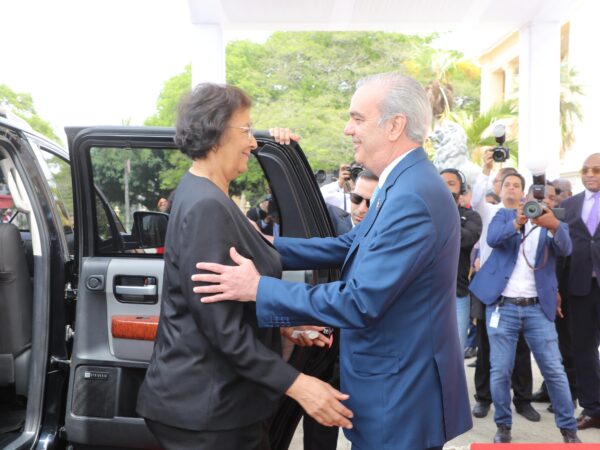Presidente Abinader recibe a su homóloga de Surinam, Jennifer Geerlings-Simons, en su visita oficial