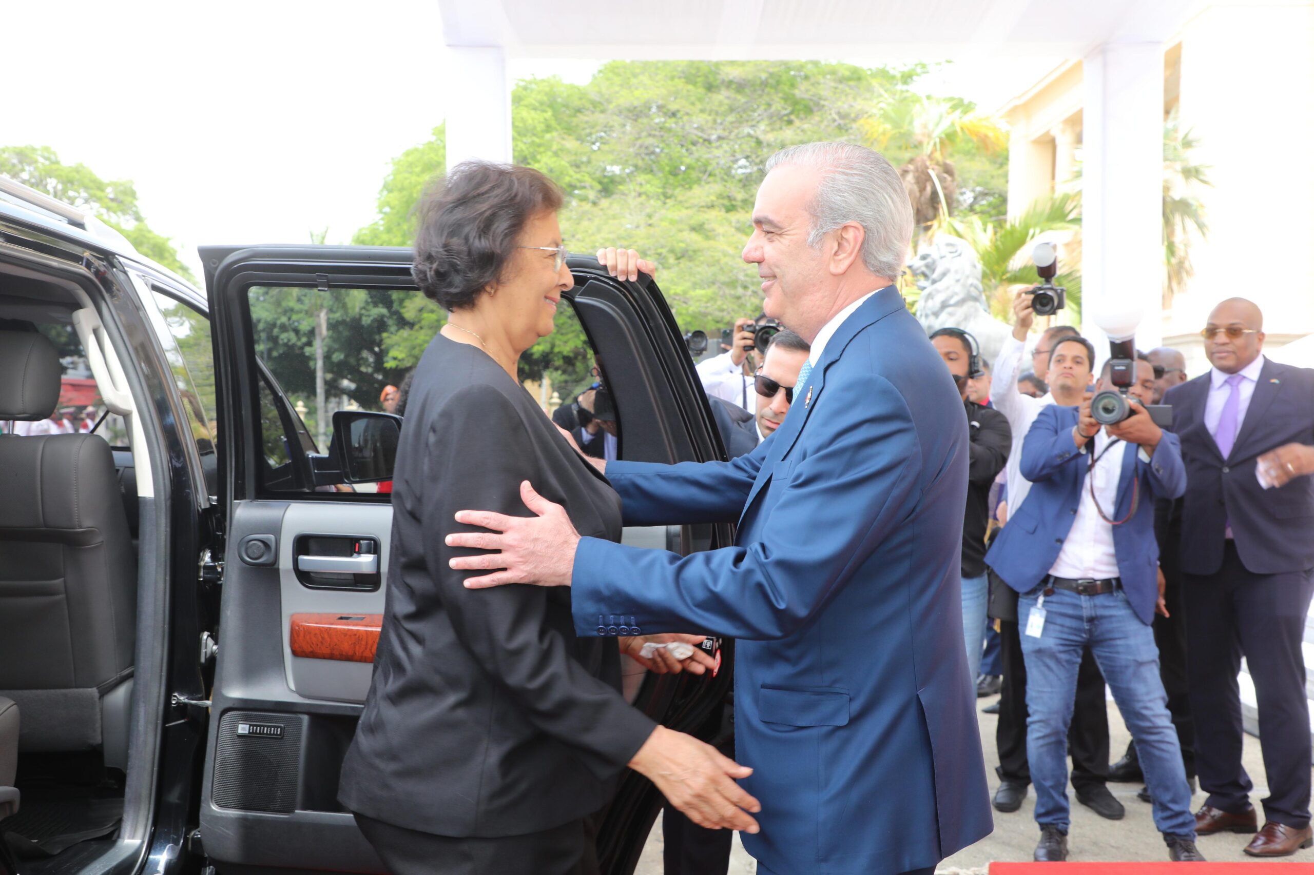 Presidente Abinader recibe a su homóloga de Surinam, Jennifer Geerlings-Simons, en su visita oficial