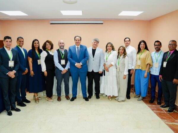 Ministro de salud Víctor Atallah realiza varios encuentros con organismos internacionales